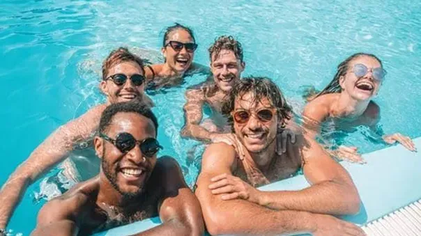 Contiki A group of people are posing for a picture in a swimming pool Barters Travelnet