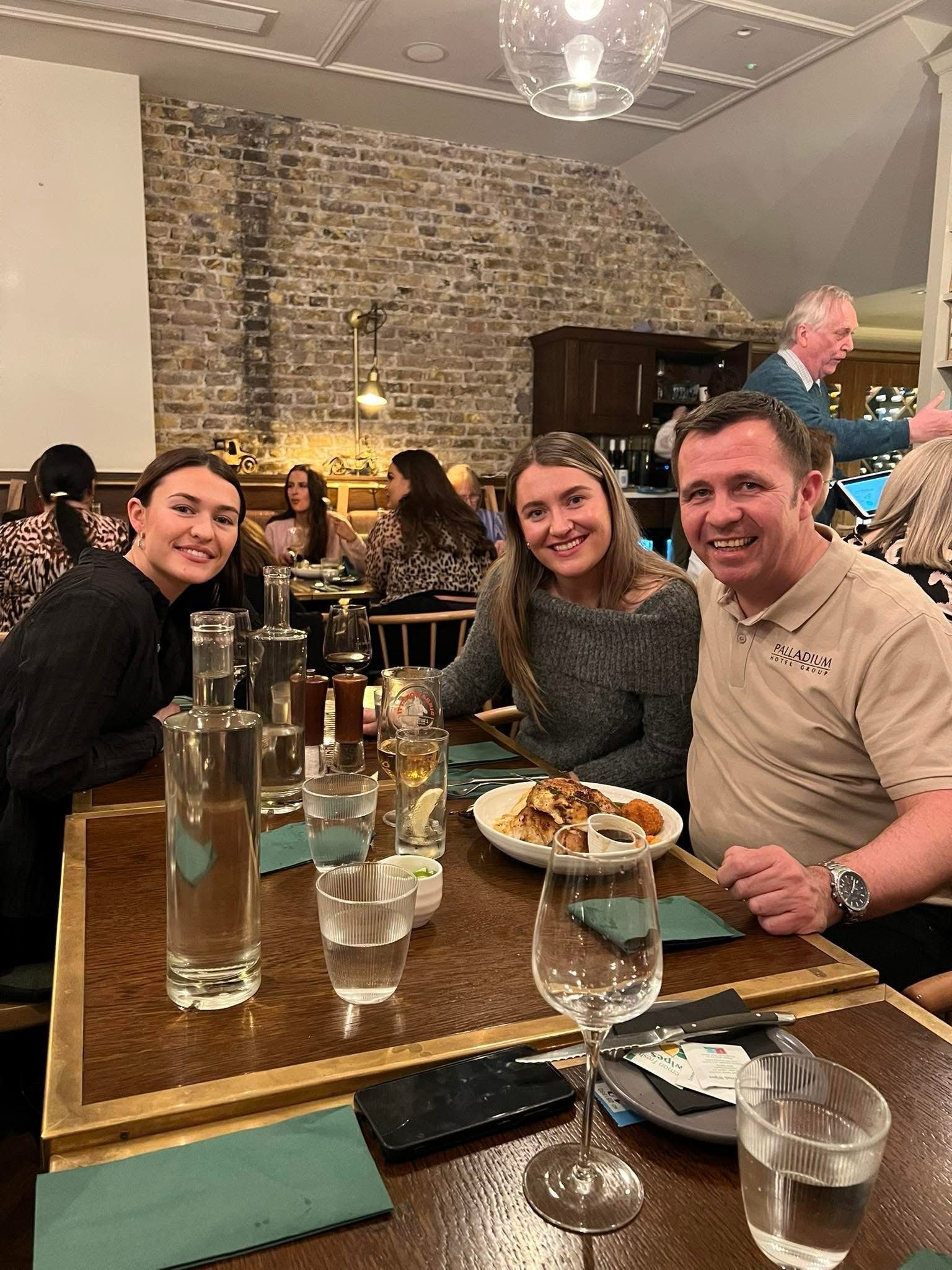 A group of people are sitting at a table in a restaurant.