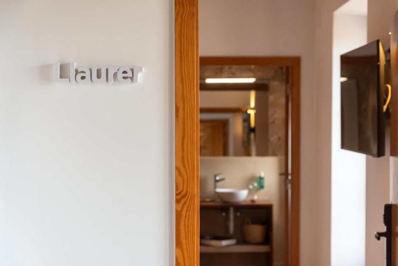 Un baño con un cartel que dice laurel.