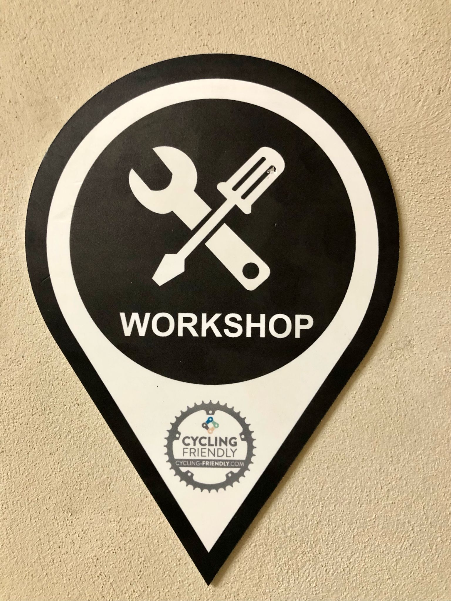 Letrero de taller en blanco y negro