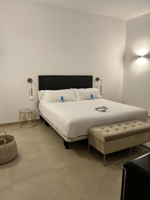 Una persona sostiene un pasaporte al lado de una bolsa de lona marrón.