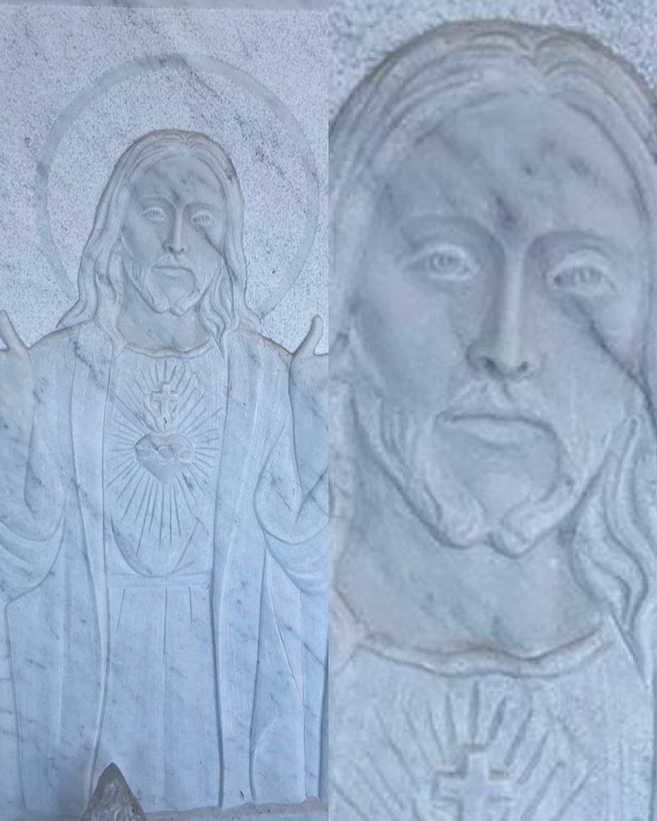 Gradini in pietra che conducono verso l'alto, fiancheggiati da fioriere con vegetazione, un sentiero di ghiaia e alberi sullo sfondo.