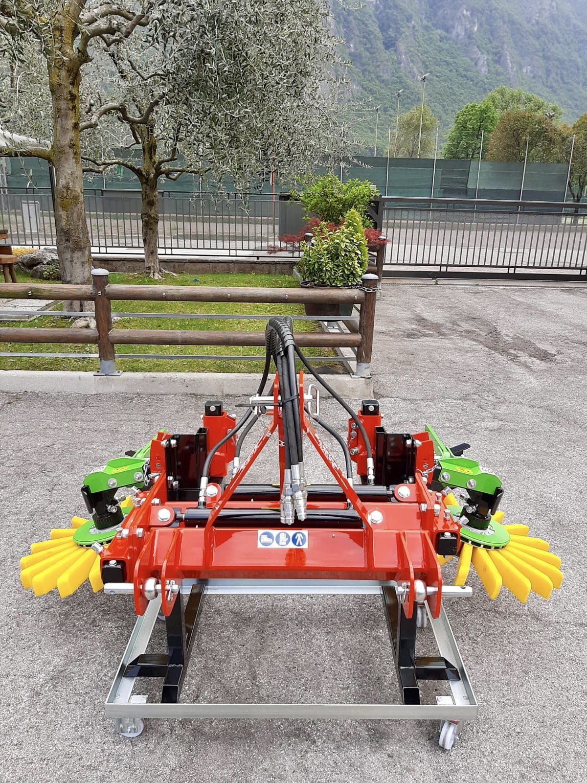 Una macchina rossa e verde è parcheggiata in un parcheggio.