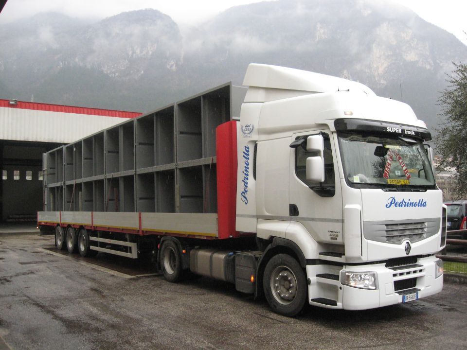 Un camion bianco con una fiancata rossa è parcheggiato in un parcheggio