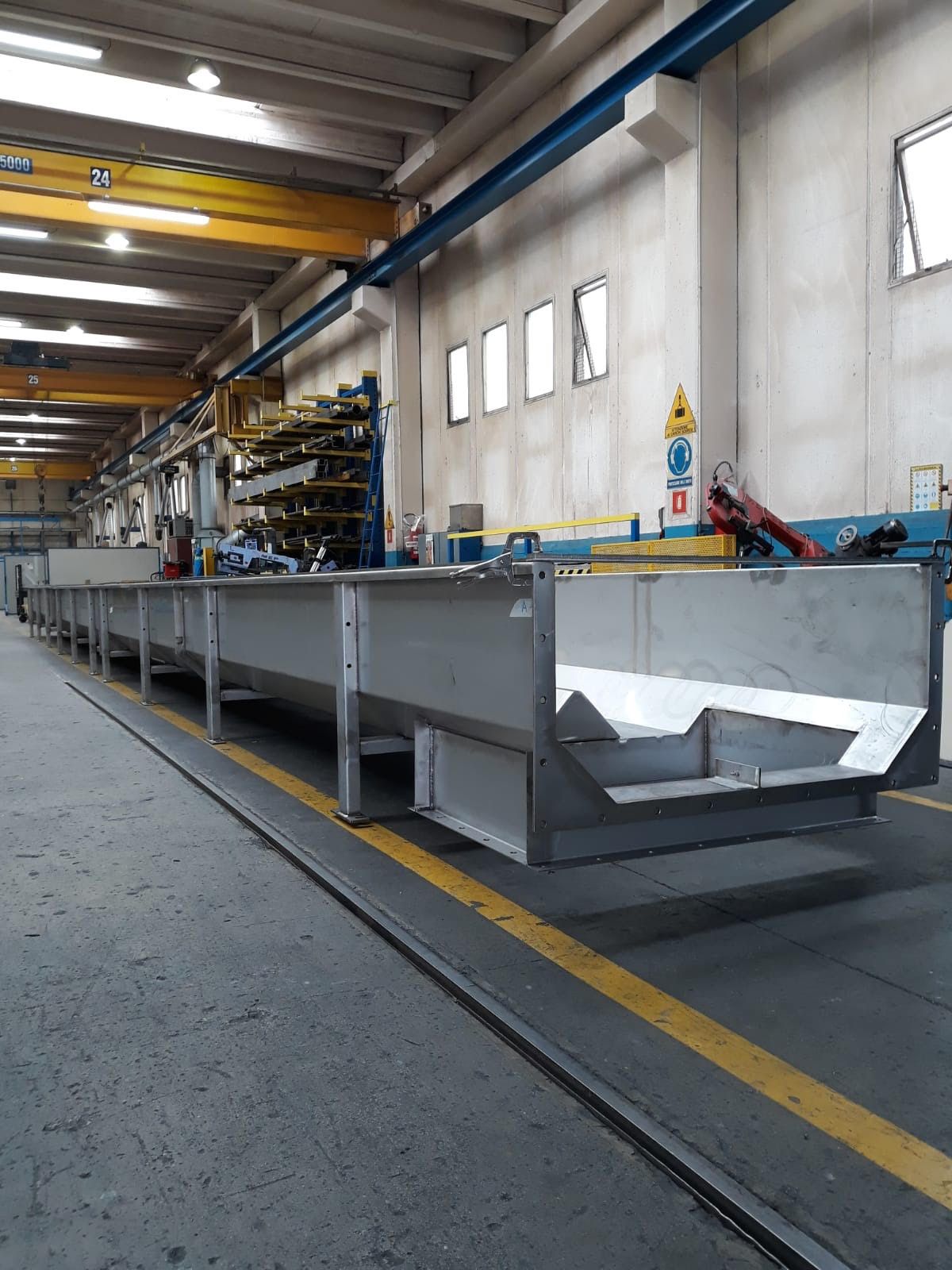 Un grande magazzino con molti pezzi di metallo al suo interno