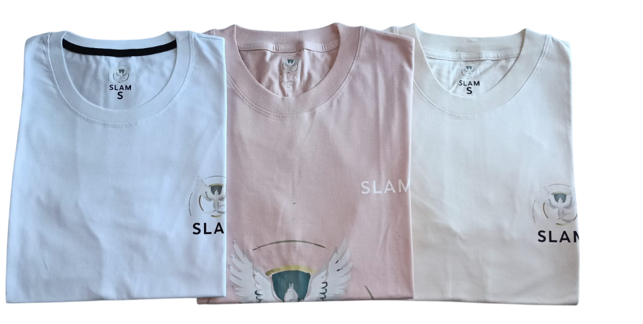 Camiseta beige doblada con emblema alado y la palabra