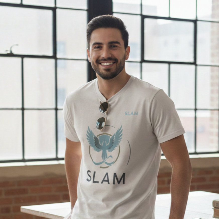 Hombre sonriendo con una camiseta blanca con el logo 