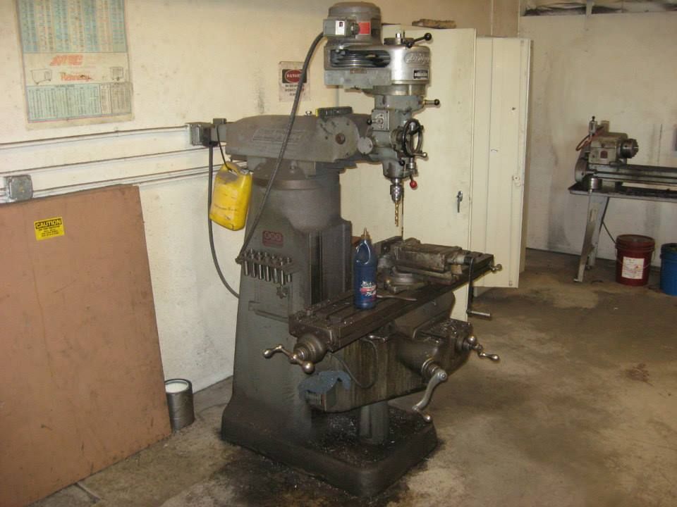 a machine in a room that says  milling machine ' on it