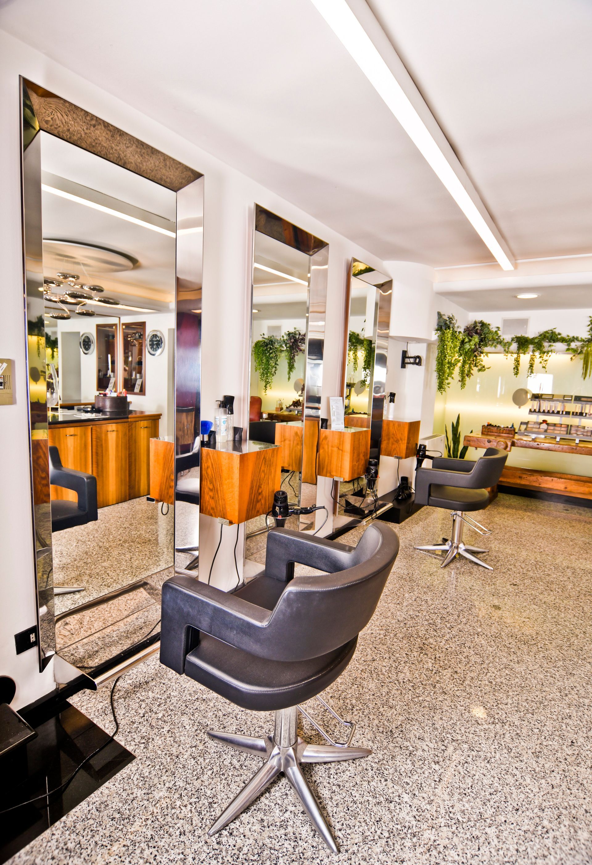 dettaglio con specchio salone parrucchiera antony e jamal