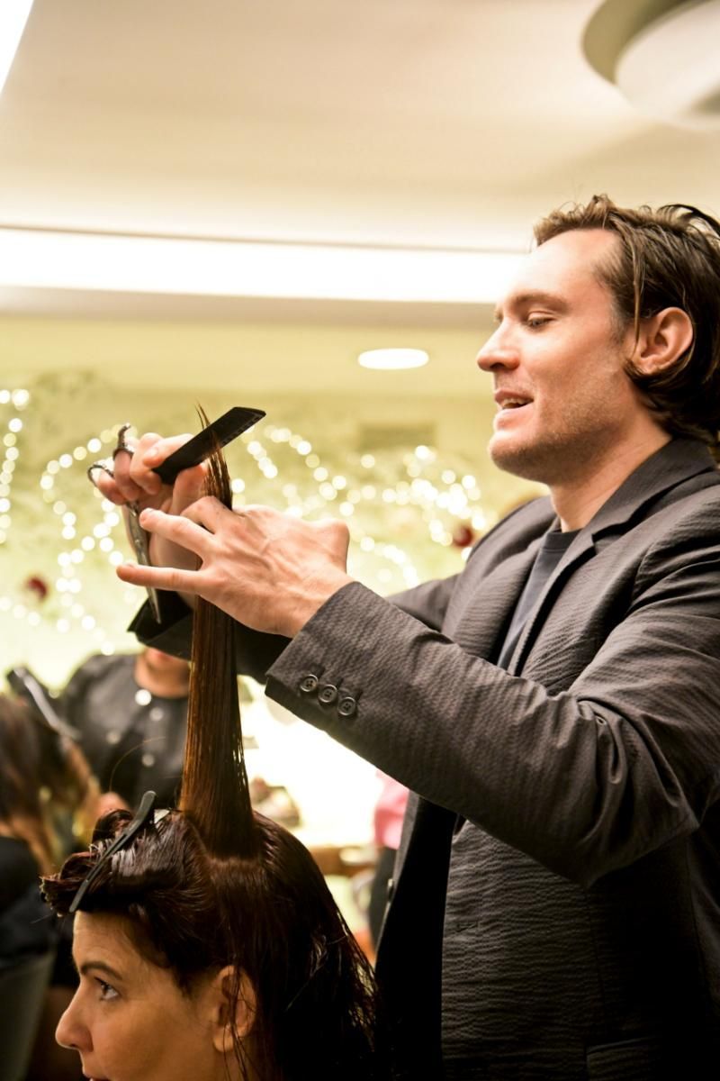 Jamal mentre tagli i capelli a una cliente