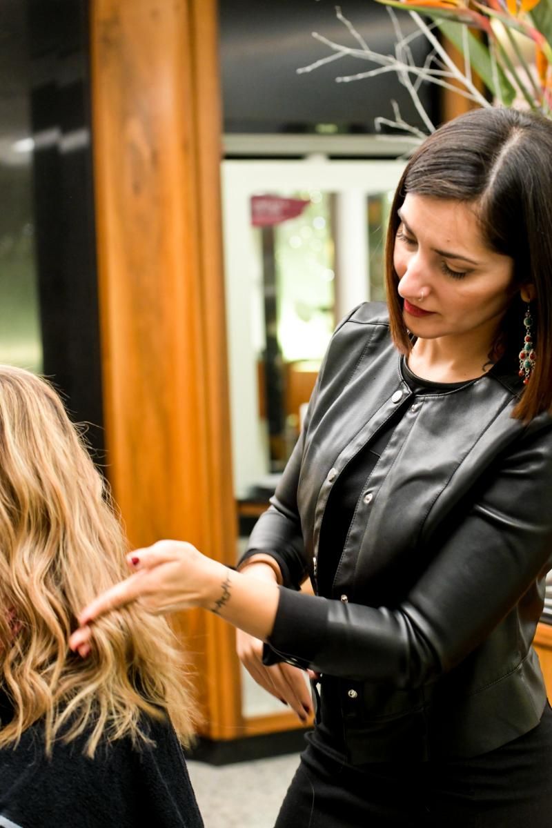 tagli capelli per una cliente in atelier