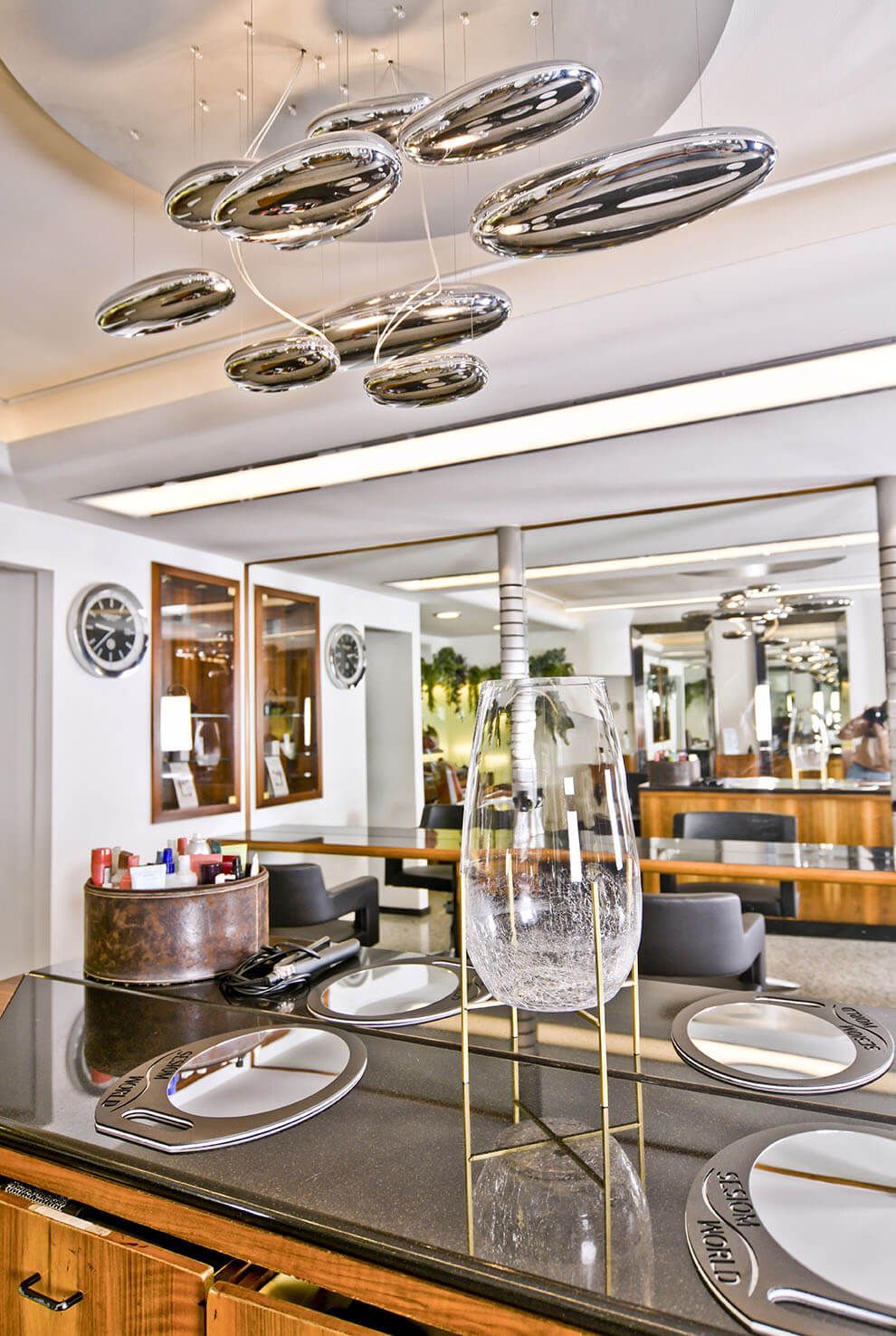 dettaglio con specchio salone parrucchiera antony e jamal