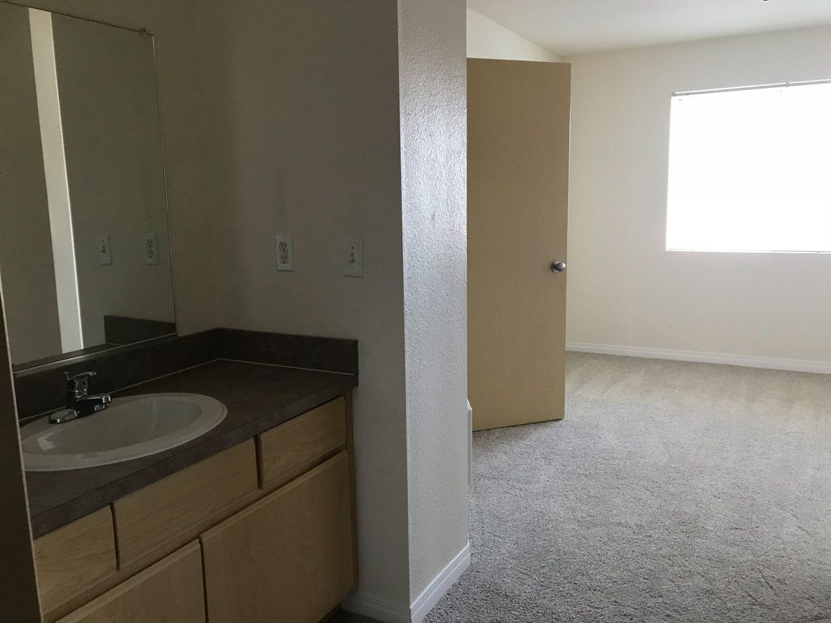 Bathroom and Room | Mountain View Apartments