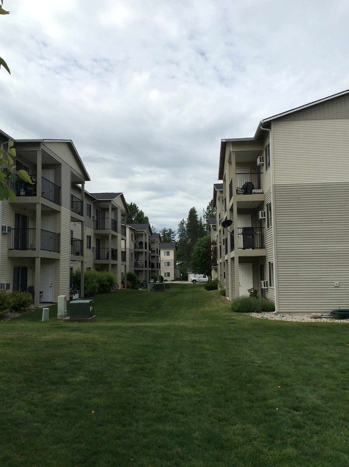 Mountain View Apartments Lawn