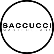 Un logo circolare nero con la scritta 
