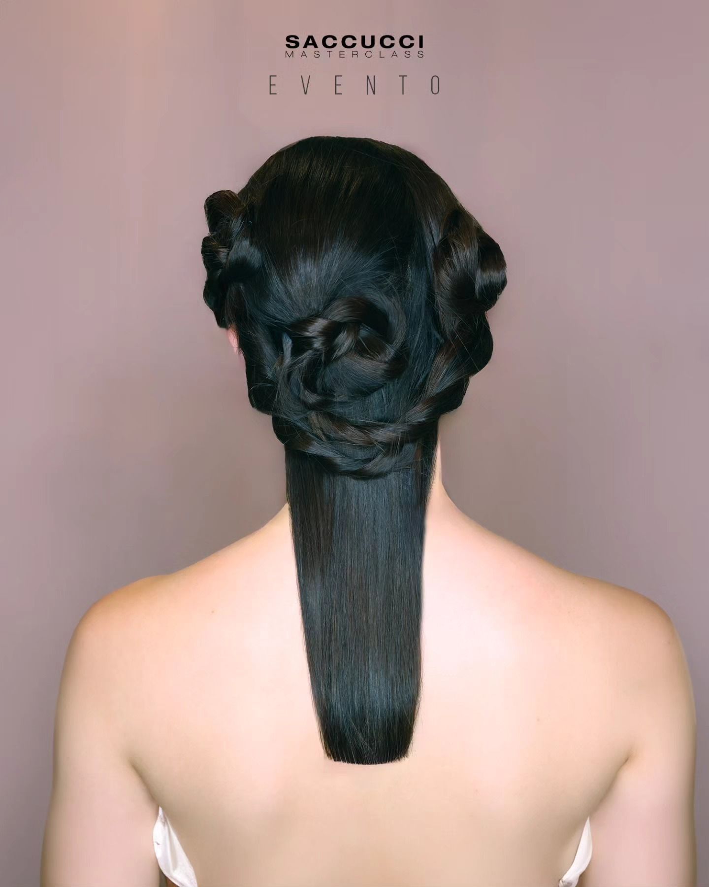 Una vista posteriore di capelli scuri e lisci, raccolti in un'elaborata acconciatura con una sezione liscia e dritta che ricade sulle spalle.