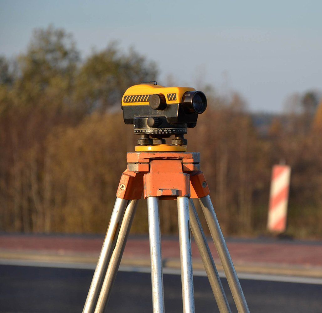 Un appareil photo jaune sur un trépied avec le mot géodésique dessus