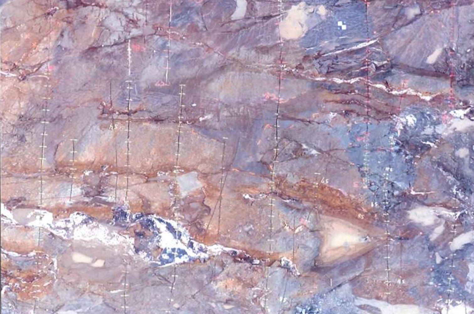 Un gros plan d'une texture de marbre violet et bleu