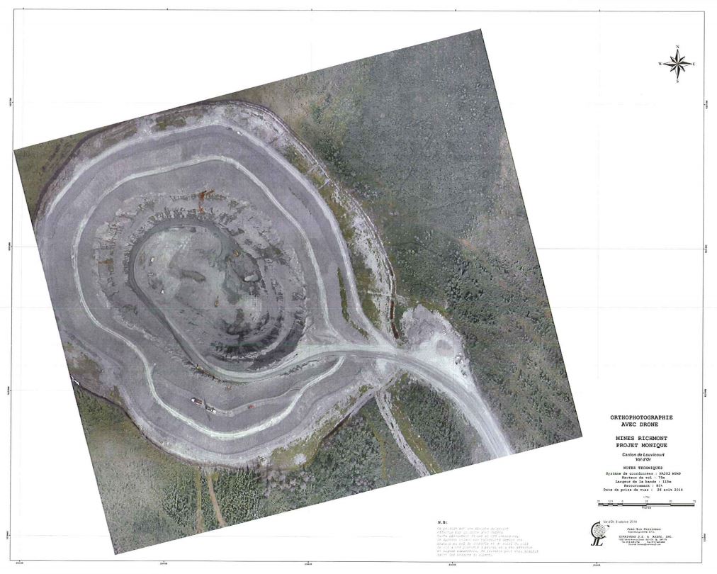 Une vue aérienne d'une route avec une boussole pointant vers le nord