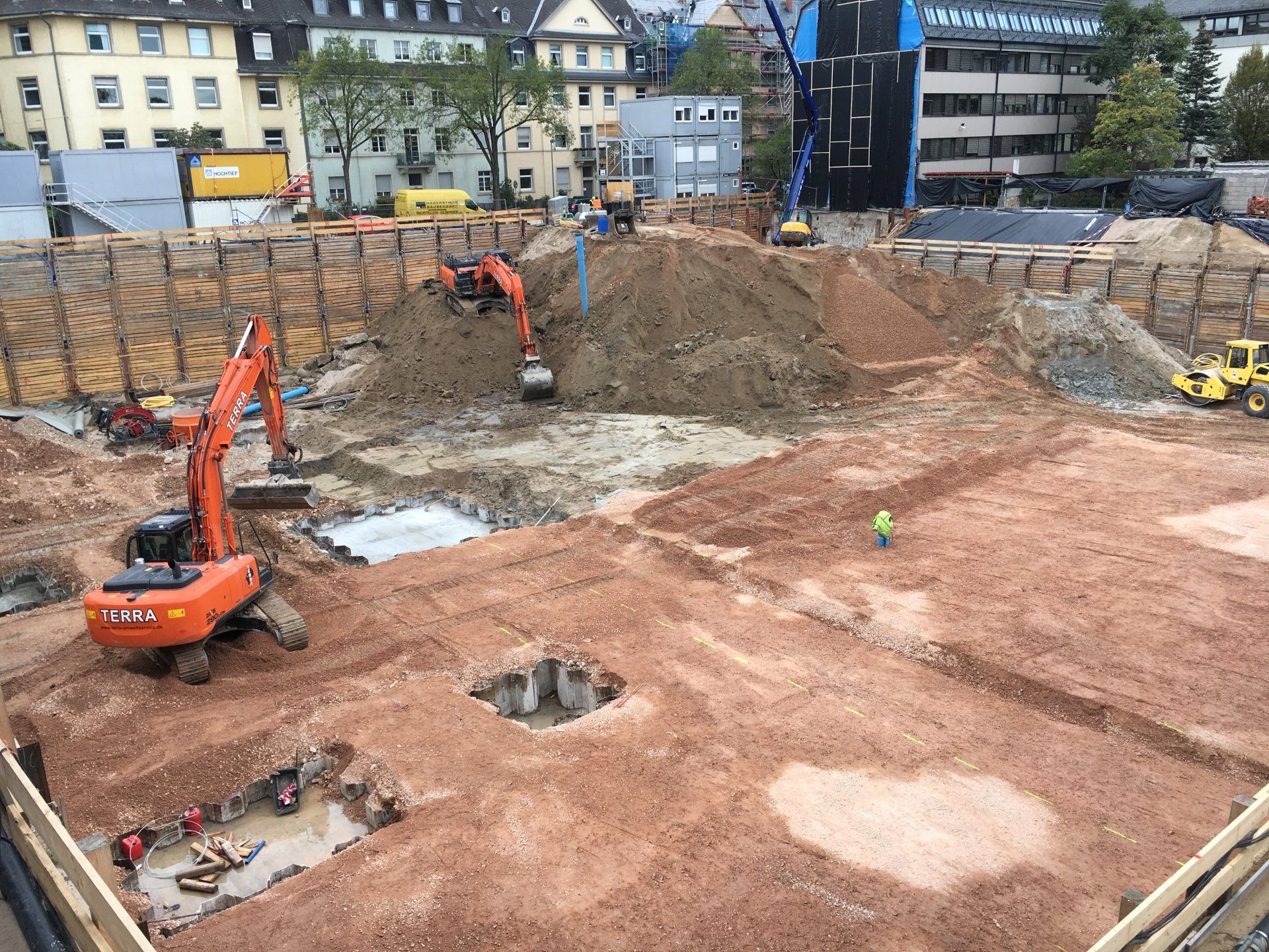 Eine Baustelle mit viel Dreck und Maschinen.