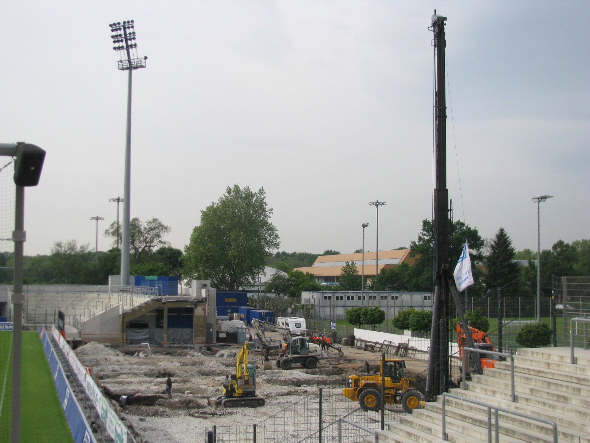 Eine Baustelle mit einer Flagge im Vordergrund