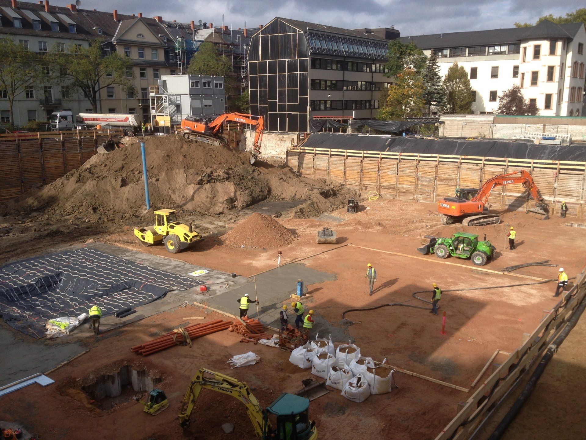 Eine Luftaufnahme einer Baustelle mit Gebäuden im Hintergrund