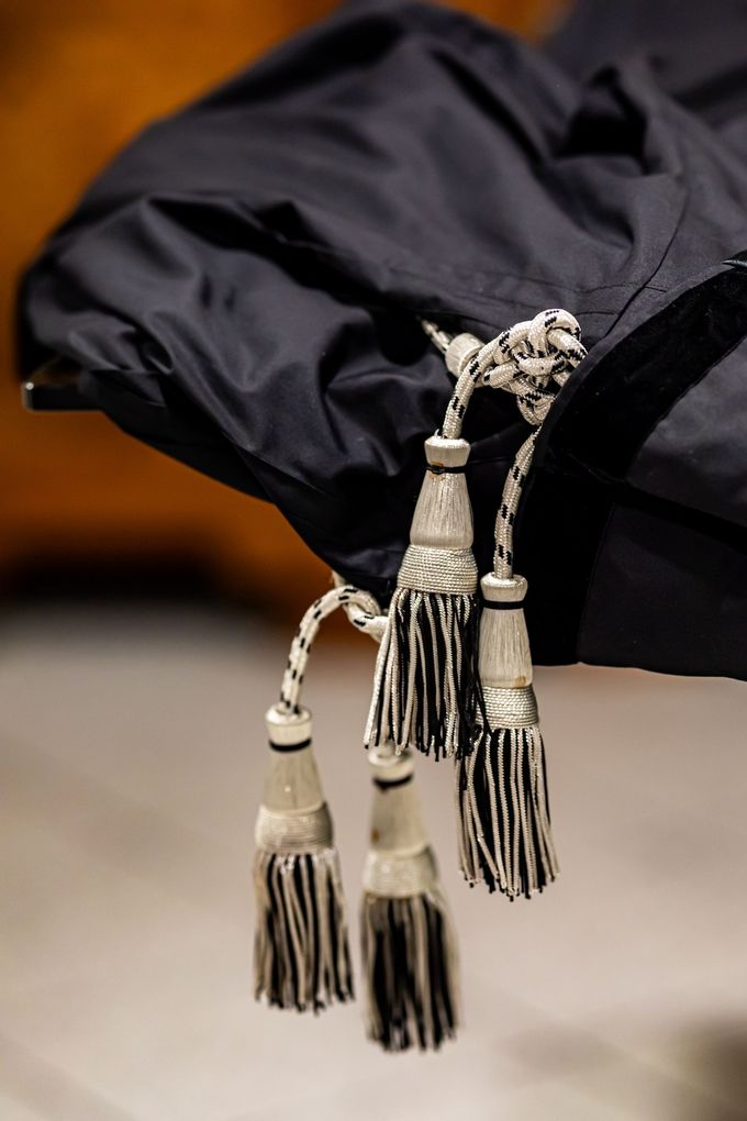 toga nera con nappe chiare