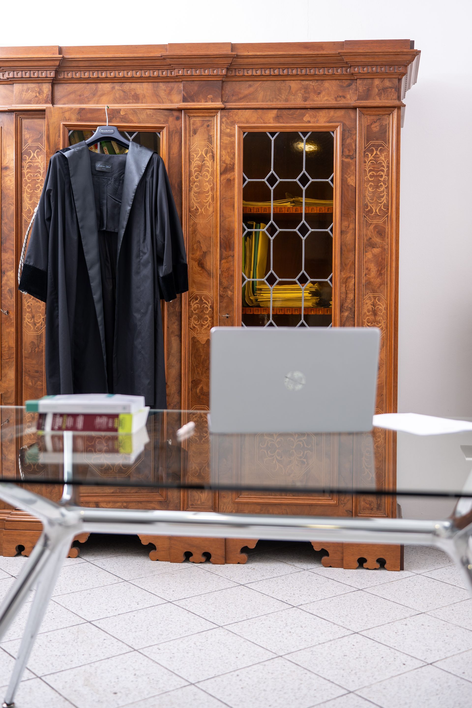 Un martelletto di legno è appoggiato su una scrivania accanto a una bilancia