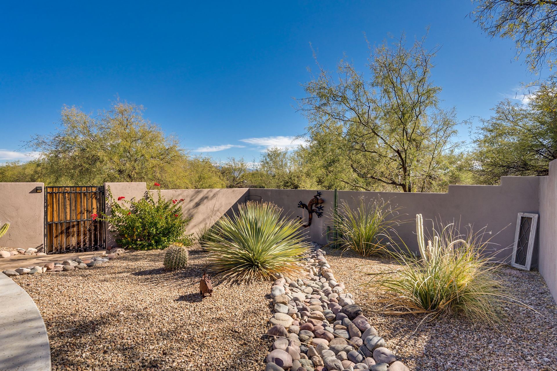 Easy to park a bike in the private yard if you need a rental during the tour de tucson