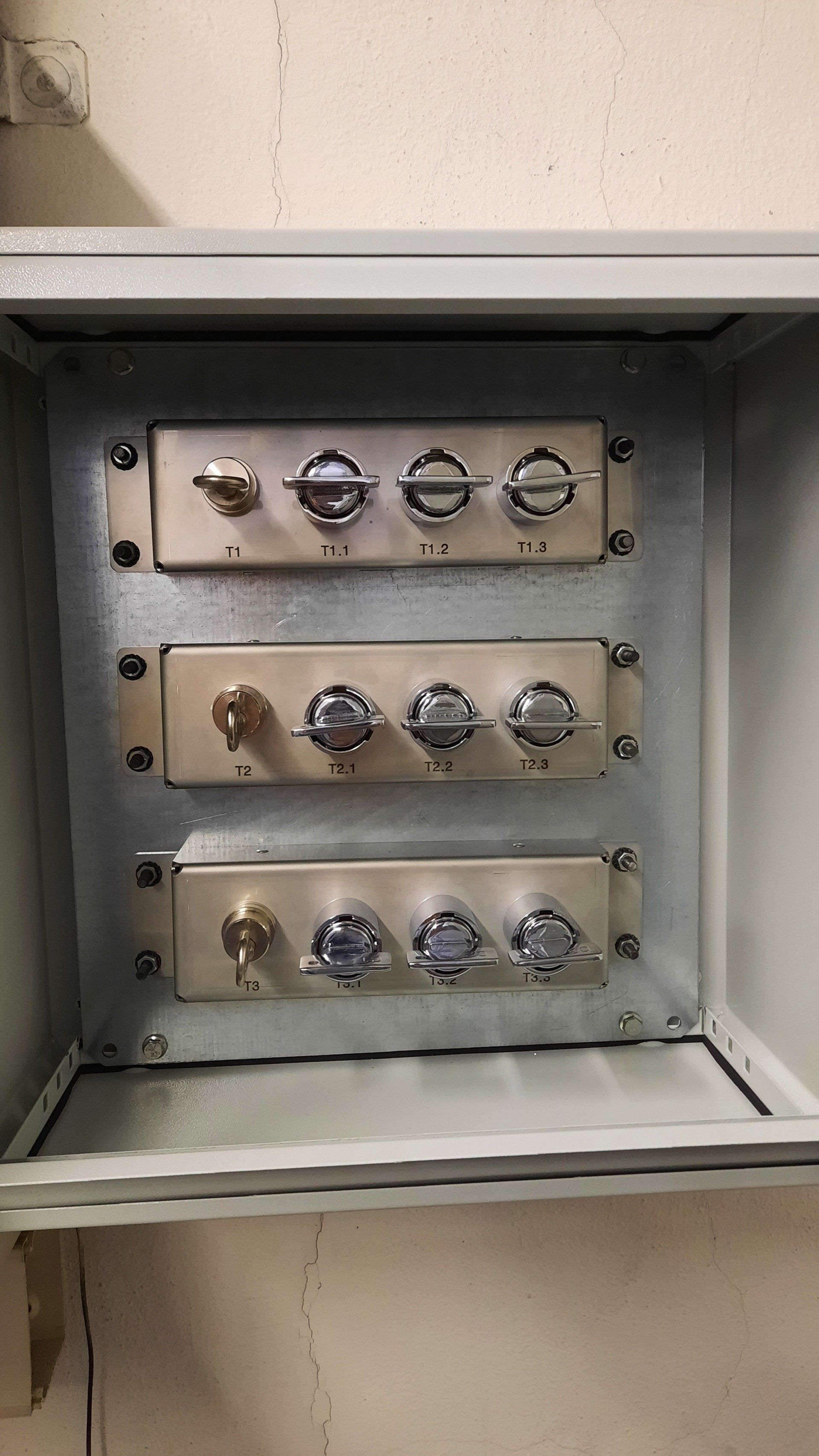 Coberlocks - Distributore chiavi per la gestione in sicurezza della procedura di messa a terra del sezionatore con l'apertura della cella del trasformatore