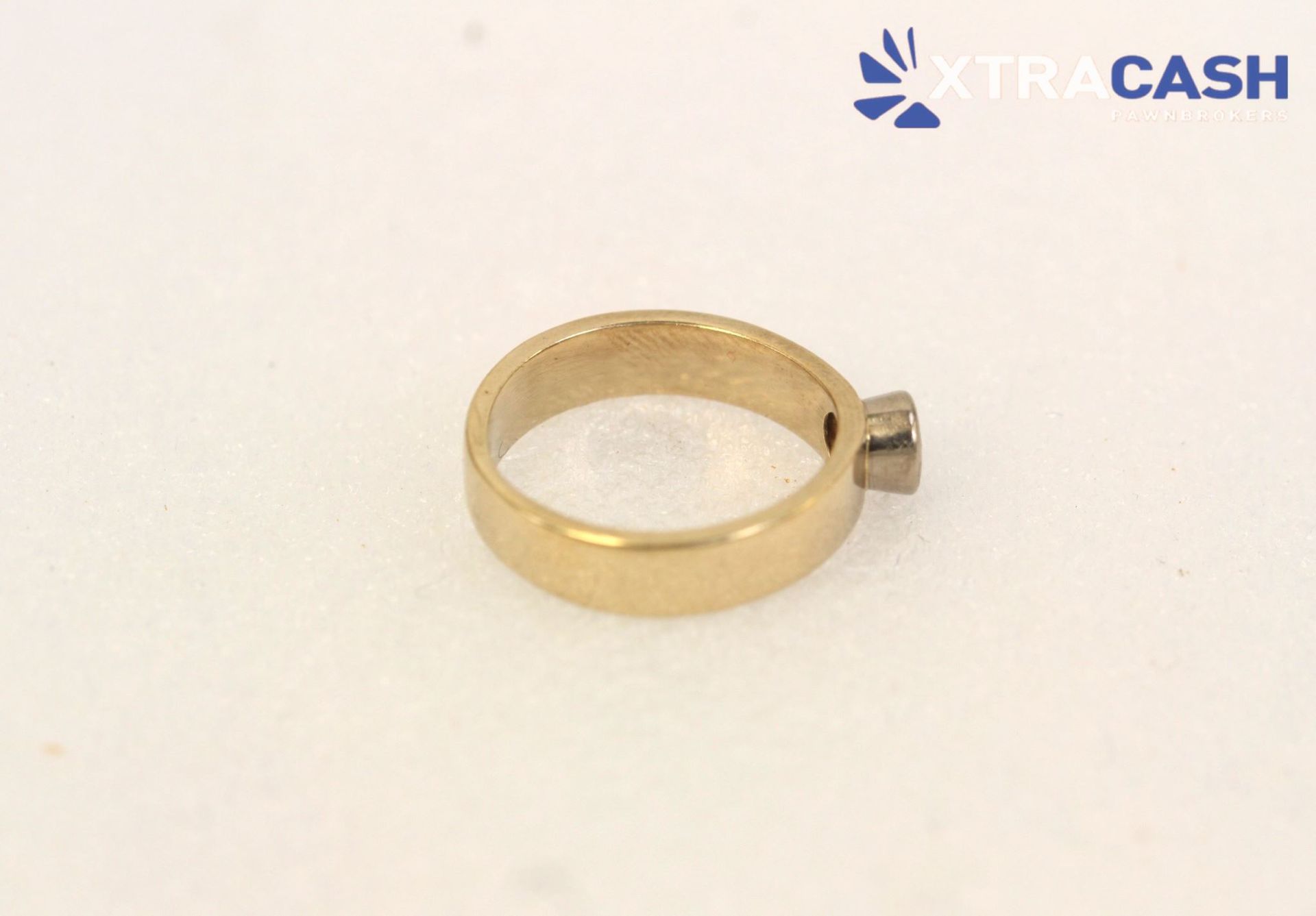 9ct Yellow Gold Ring with Single Diamond.