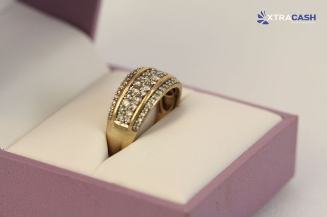Michael Hill 10ct Yellow Gold Diamond Ring With Papers and Box
