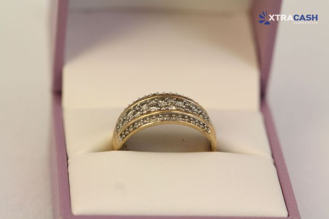 Michael Hill 10ct Yellow Gold Diamond Ring With Papers and Box