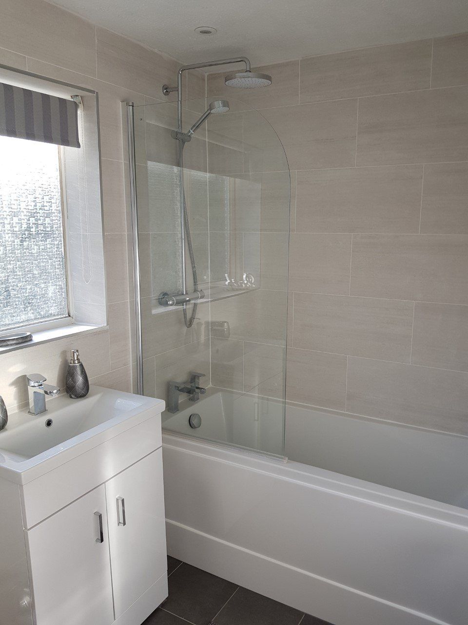 Showers and shower trays