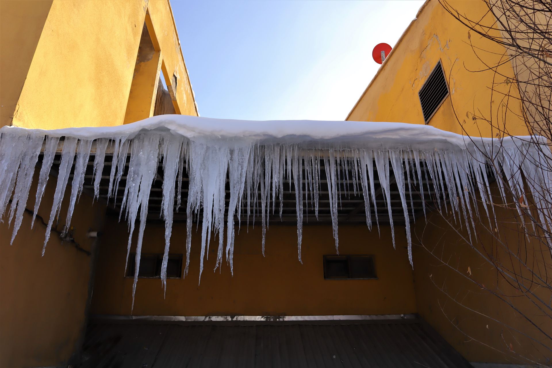 Common Gutter Problems in Denver Homes During Winter