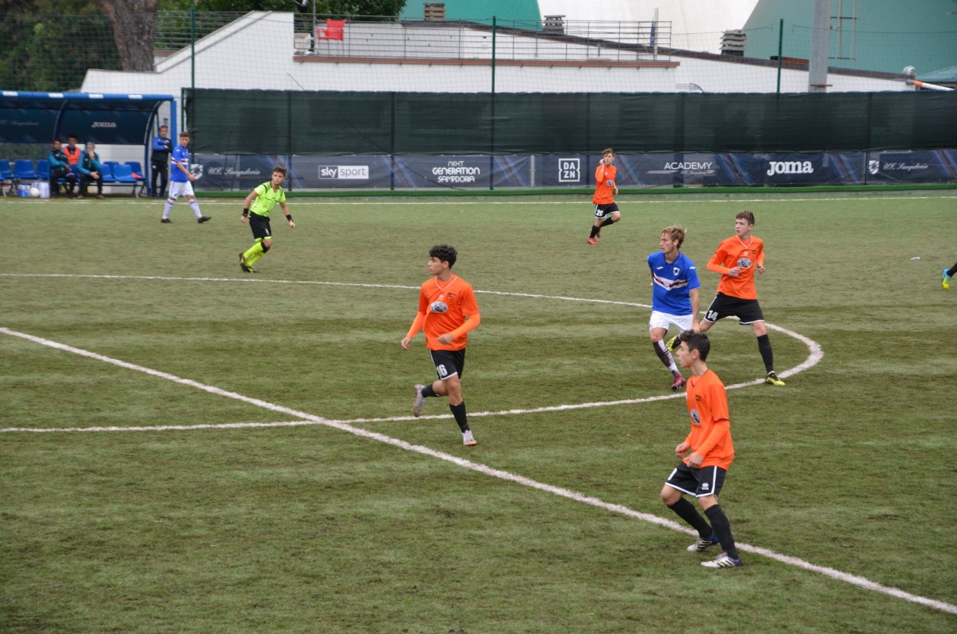 un gruppo di giovani sta giocando a calcio in un campo.
