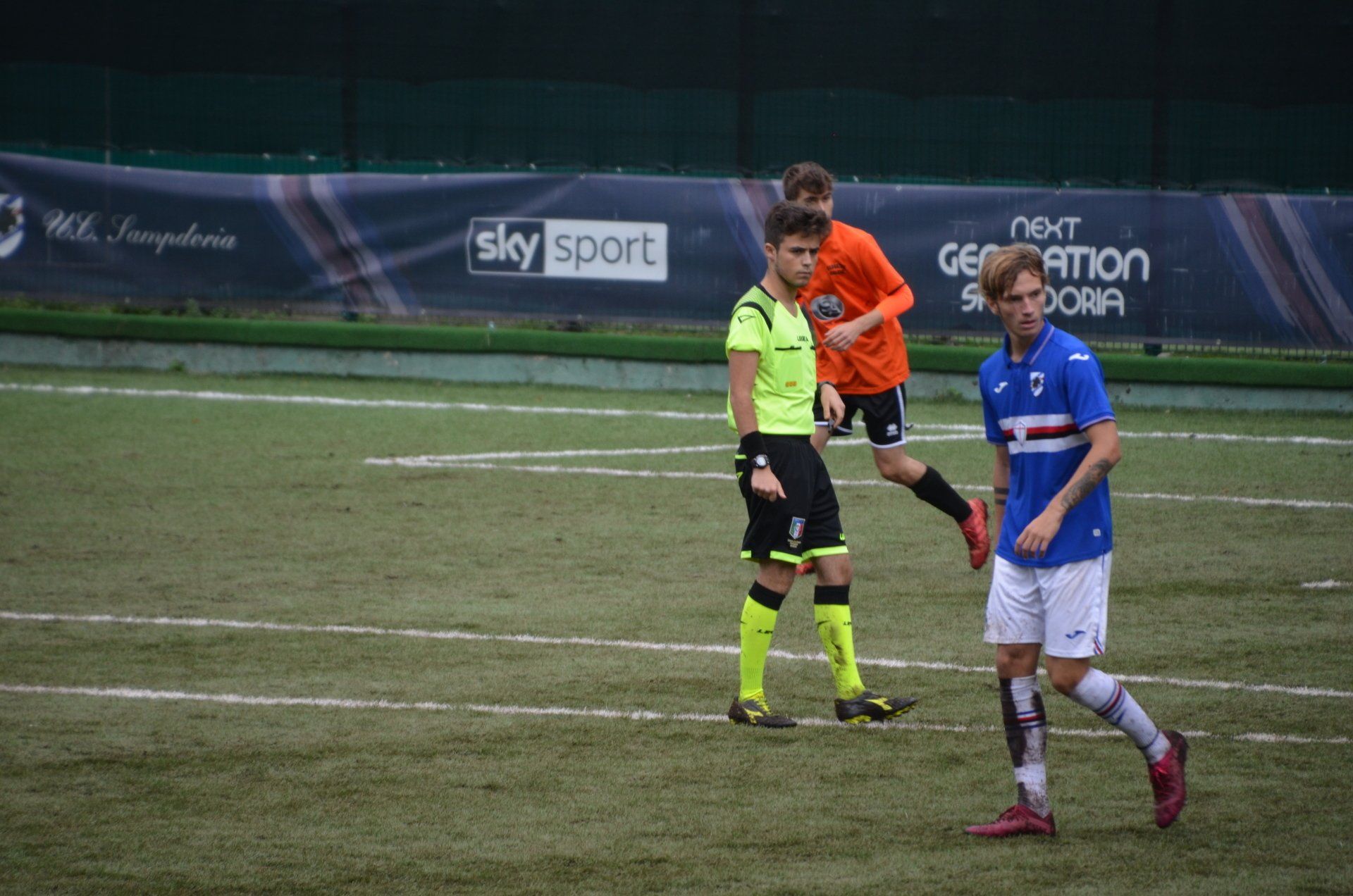 un gruppo di giovani sta giocando a calcio in un campo.