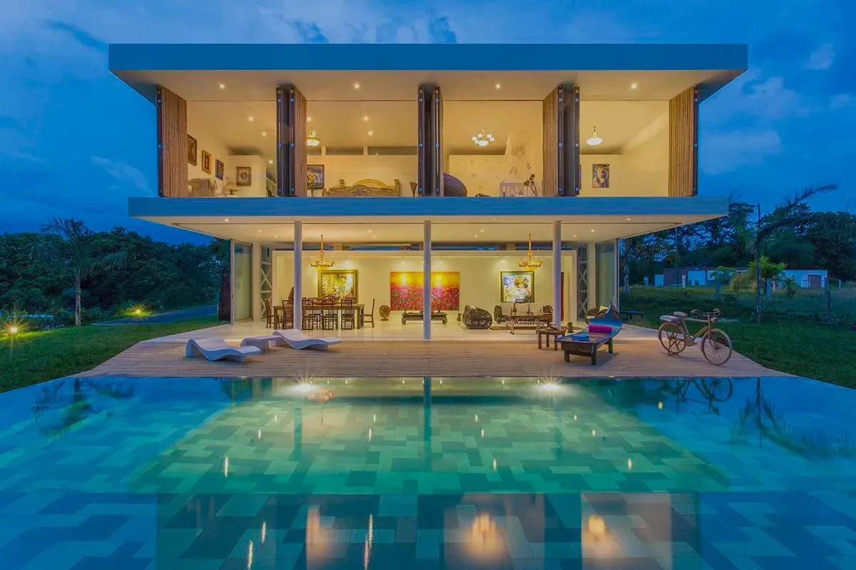 Casa com piscina revestida com hitam.