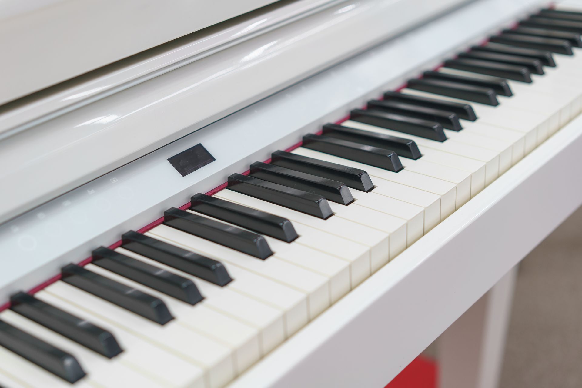 A close up of a piano keyboard with black and white keys.