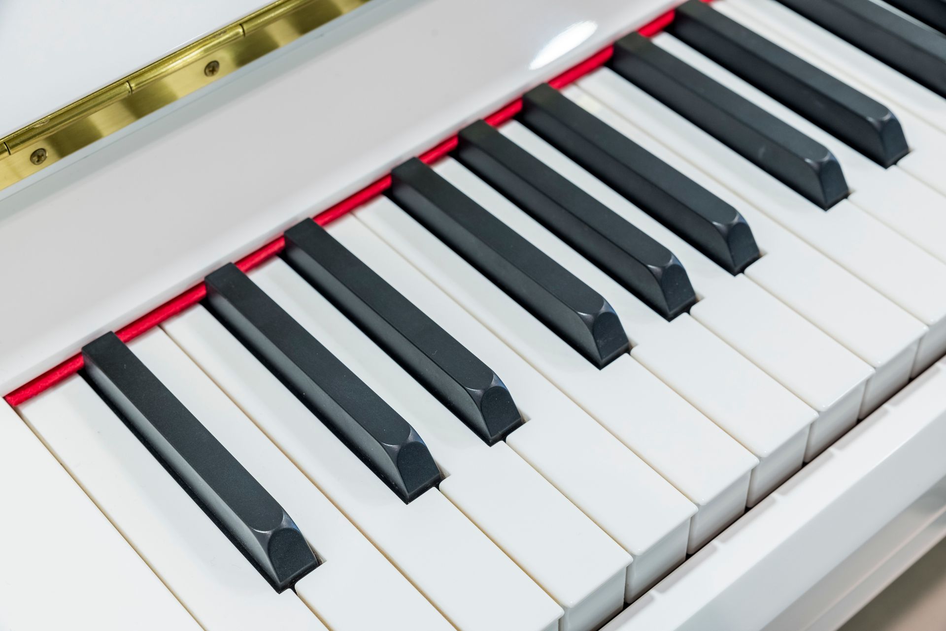 A close up of a piano keyboard with black and white keys