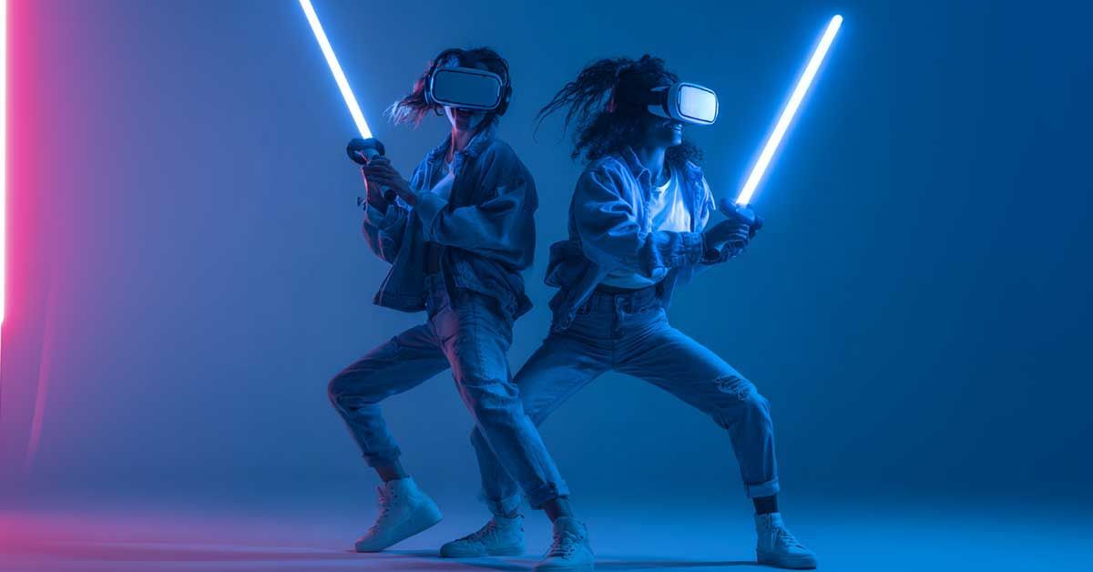 Žuti igrač koji igra VR Laser Tag u VR Zvrku u Zagrebu