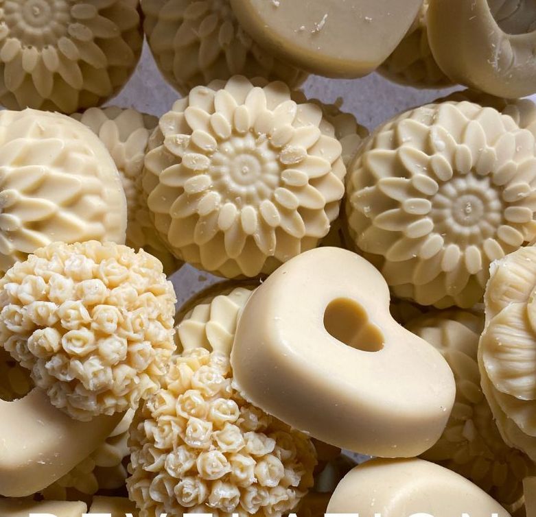 Un tas de savons blancs sont empilés les uns sur les autres