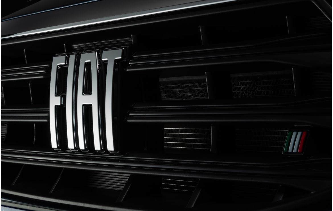 Um close do logotipo da Fiat em uma grade preta