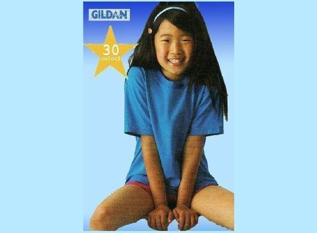 bambina con maglia per stampe serigrafiche