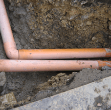 Due tubi sono collegati tra loro nel terreno.