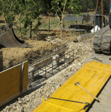 Un cantiere con un cartello giallo e un martello