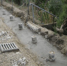 Si sta costruendo uno scarico sul ciglio di una strada