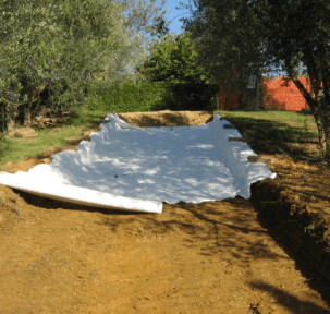 Un grande pezzo di carta bianca è adagiato sopra un mucchio di terra