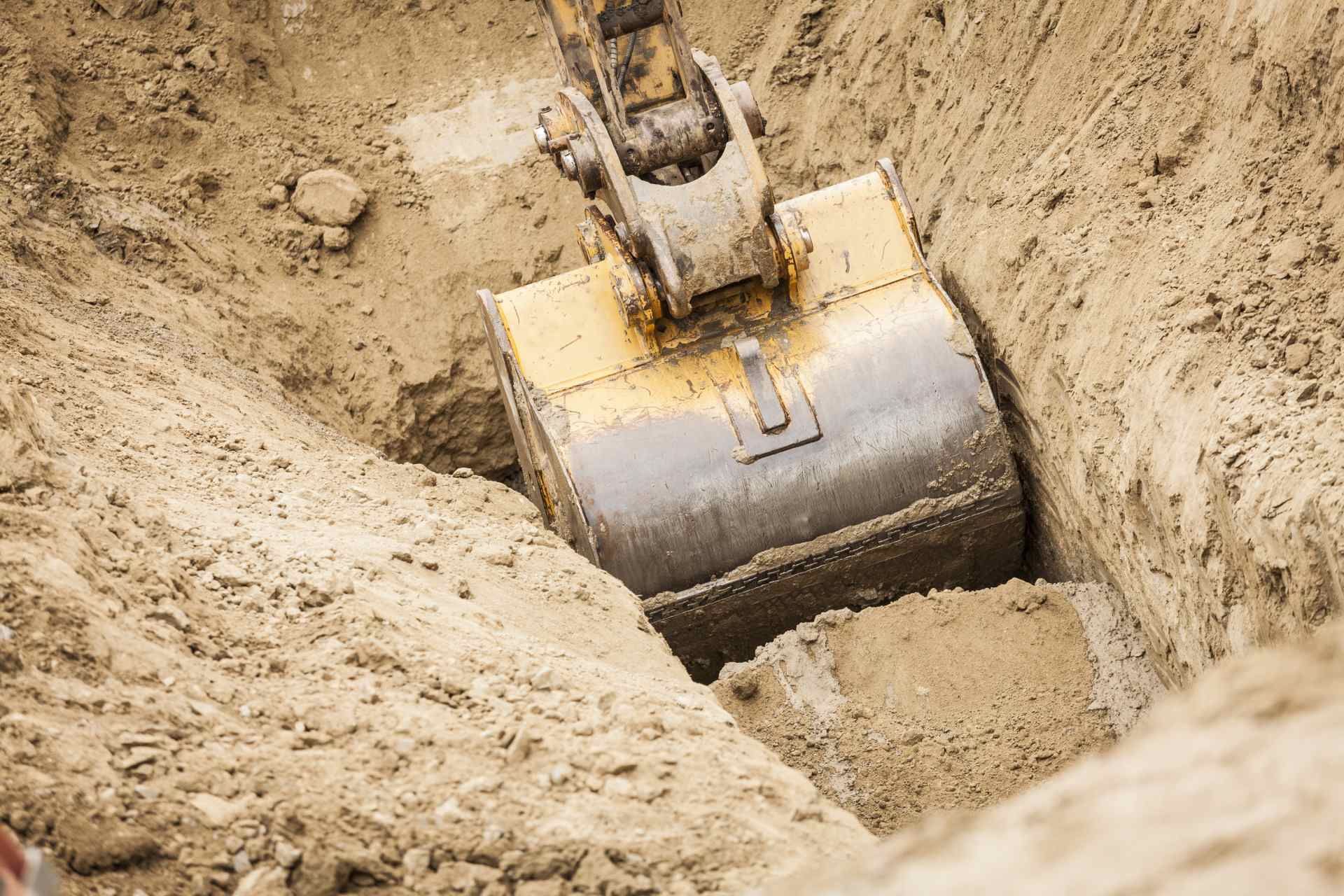 Una ruspa sta scavando una buca nel terreno.