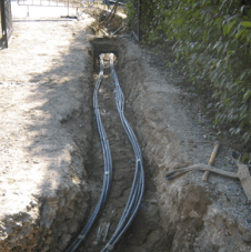 Un mucchio di fili giace nella polvere